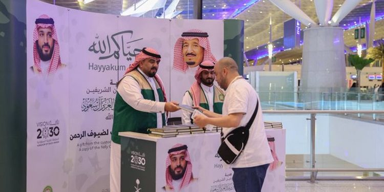«الشؤون الإسلامية» تواصل توزيع 1.9 مليون نسخة من المصحف الشريف على الحجاج المغادرين
