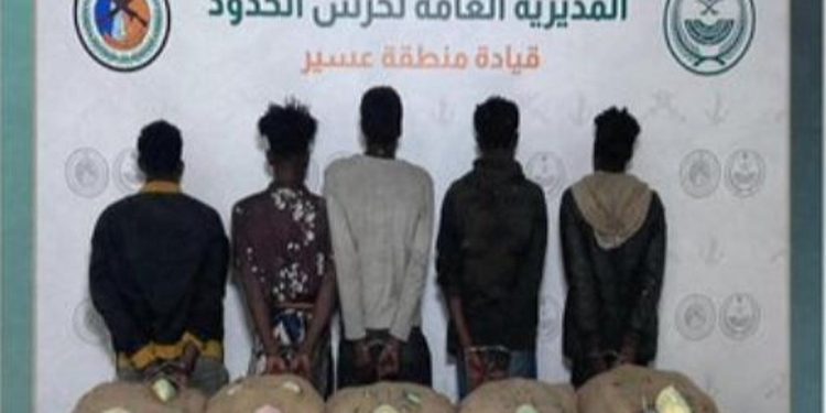القبض على 5 مخالفين إثيوبيين لتهريبهم 100 كيلوجرام من القات بعسير