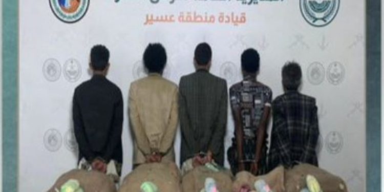 القبض على 5 مخالفين من الجنسيتين اليمنية والإثيوبية لتهريبهم القات بعسير