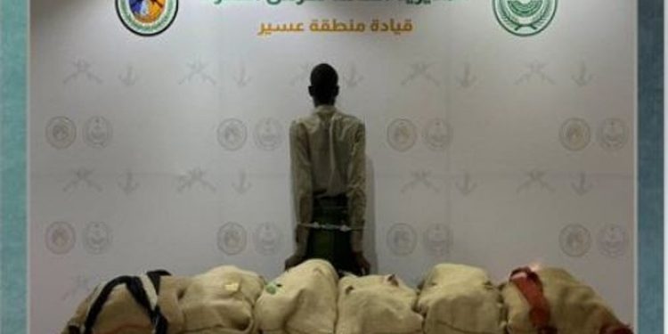 القبض على مخالف لتهريبه 59 كيلوجرامًا من القات بعسير