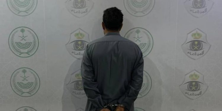 القبض على مقيم يمني ارتكب عمليات نصب بإصدار تصاريح مزورة بدخول العاصمة المقدسة