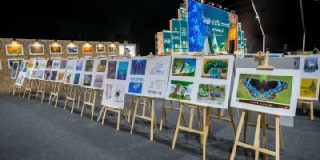 الكاريكاتير يجذب زوار أسبوع البيئة بلوحات توعوية مبتكرة