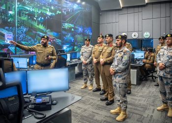 المدير العام لحرس الحدود يزور مركز القيادة والسيطرة لأمن الحج