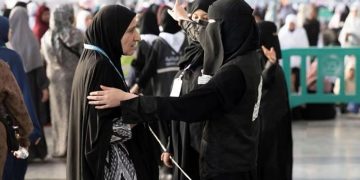 المرأة السعودية ترسم أروع صور العطاء التطوعي في خدمة ضيوف الرحمن