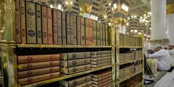 المصاحف في المسجد الحرام.. عناية متكاملة تجسد رعاية المملكة بكتاب الله