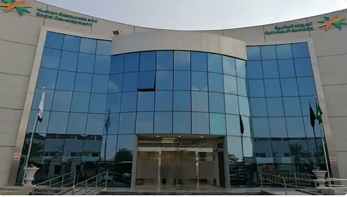 الموارد البشرية: عدم الالتزام بقرارات التوطين مخالفة تستوجب الإبلاغ