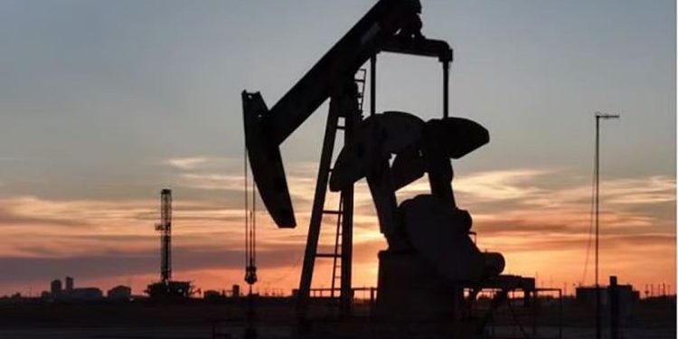النفط يصعد 2% بعد شن الجيش الأمريكي هجمات في جنوب إيران