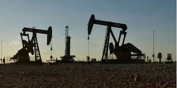 انخفاض النفط وسط مؤشرات على محاولات أمريكية لفتح مضيق هرمز