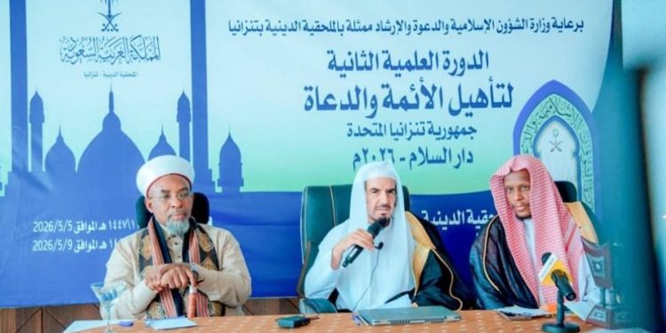 بمشاركة 70 إمامًا وداعيةً.. "الشؤون الإسلامية" تختتم الدورة العلمية لتأهيل الأئمة والدعاة في تنزانيا