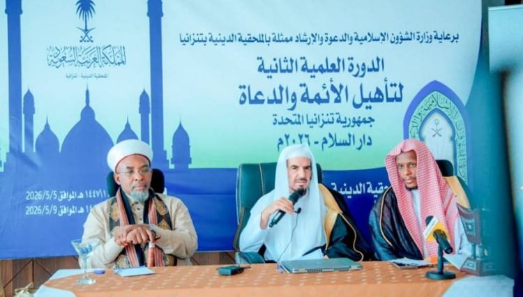 بمشاركة 70 إمامًا وداعيةً.. "الشؤون الإسلامية" تختتم الدورة العلمية لتأهيل الأئمة والدعاة في تنزانيا
