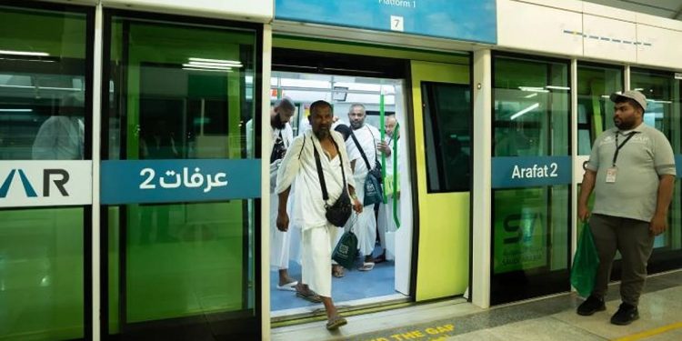 توافد ضيوف الرحمن إلى صعيد عرفات لأداء ركن الحج الأعظم