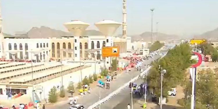 توافد ضيوف الرحمن إلى مسجد نمرة للاستماع إلى خطبة عرفة وأداء صلاتي الظهر والعصر