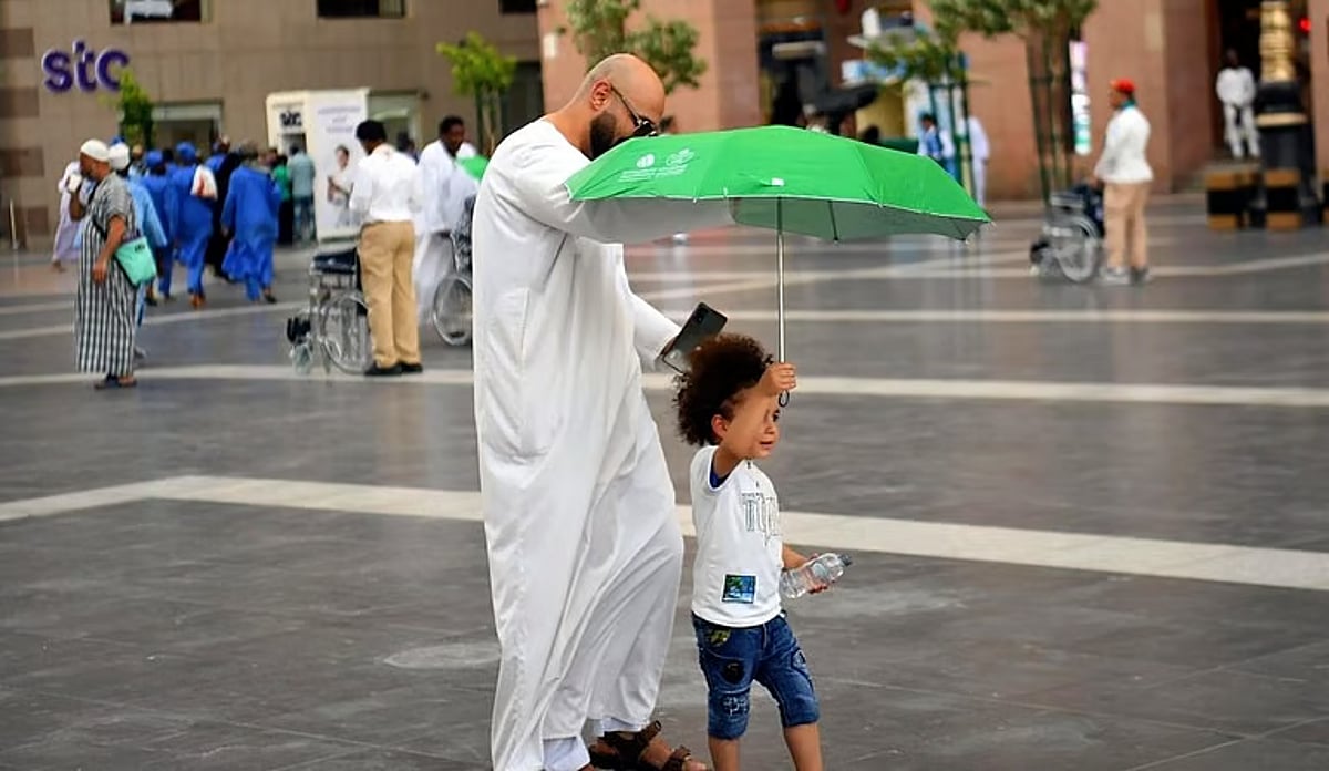 توزيع مظلات ومياه باردة لحماية الحجاج من أشعة الشمس وانسيابية تامة للحركة 