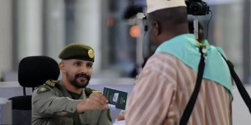 جوازات مطار الأمير محمد بن عبدالعزيز تستقبل أولى رحلات ضيوف الرحمن من تشاد
