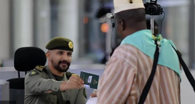 جوازات مطار الأمير محمد بن عبدالعزيز تستقبل أولى رحلات ضيوف الرحمن من تشاد