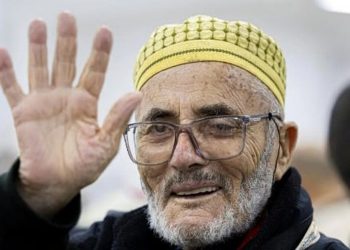 حاج مغربي يناهز الـ100 عام يغادر لأداء مناسك الحج عبر مبادرة «طريق مكة»