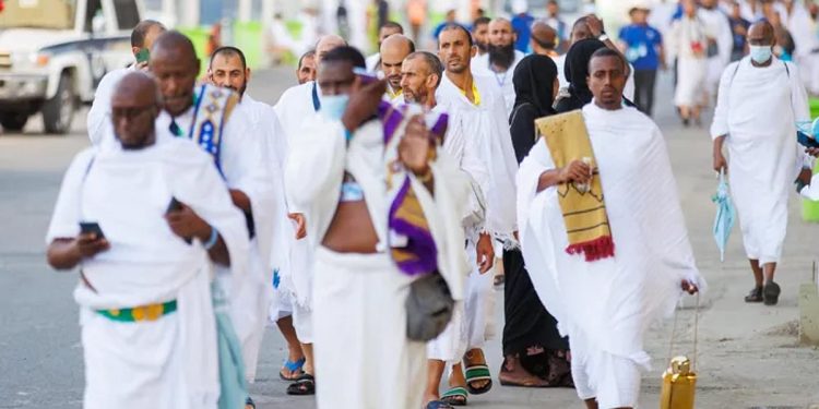 حجاج بيت الله الحرام يتوافدون إلى مشعر منى لقضاء يوم التروية