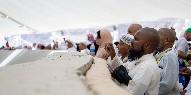 حجاج بيت الله الحرام يرمون جمرة العقبة يوم النحر