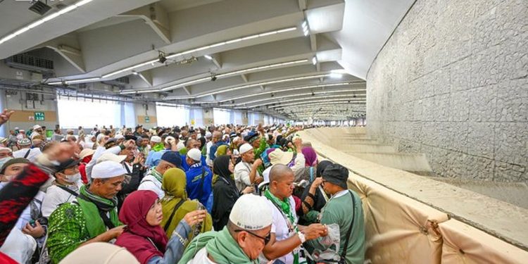 حجاج بيت الله الحرام يواصلون رمي الجمرات في آخر أيام التشريق وسط منظومة تنظيمية متكاملة