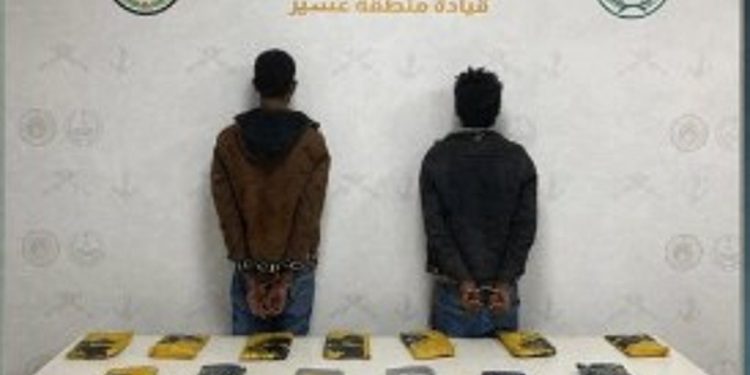 حرس الحدود بعسير يقبض على إثيوبيين لتهريبهما 21 كيلوجراما من القات المخدر