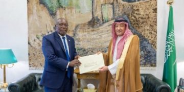 خادم الحرمين وولي العهد يتلقيان رسائل من زعماء 3 دول