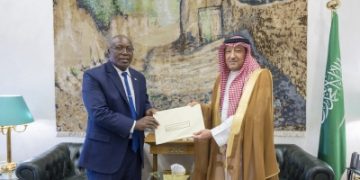 خادم الحرمين يتلقى رسالة خطية من رئيس زيمبابوي