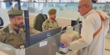 ذوو الشهداء والمصابين من الجيش اليمني يصلون منفذ الوديعة لأداء مناسك الحج 