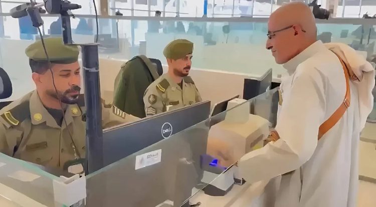 ذوو الشهداء والمصابين من الجيش اليمني يصلون منفذ الوديعة لأداء مناسك الحج 