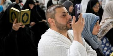 رسائل صوتية من مكة إلى العالم.. تختصر مشاعر اللحظة الأولى في المسجد الحرام
