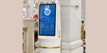 روبوت ذكي يُثري تجربة قاصدي الحرمين الشريفين بالخدمات الدينية والترجمة متعددة اللغات