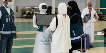 «روبوت وقاية» يخاطب ضيوف الرحمن بــ97 لغة لدعم التوعية الصحية خلال موسم الحج