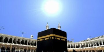 سماء مكة تشهد تعامد الشمس على الكعبة المشرفة