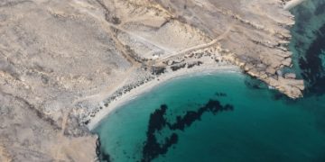 شاطئ خُتب.. وجهة ساحلية بكر تعزز جاذبية جزر فرسان