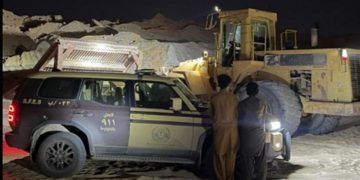 ضبط مخالفين من الجنسية الباكستانية لنظام البيئة لاستغلالهما الرواسب في الرياض 