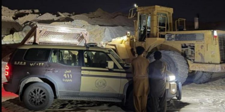 ضبط مخالفين من الجنسية الباكستانية لنظام البيئة لاستغلالهما الرواسب في الرياض 