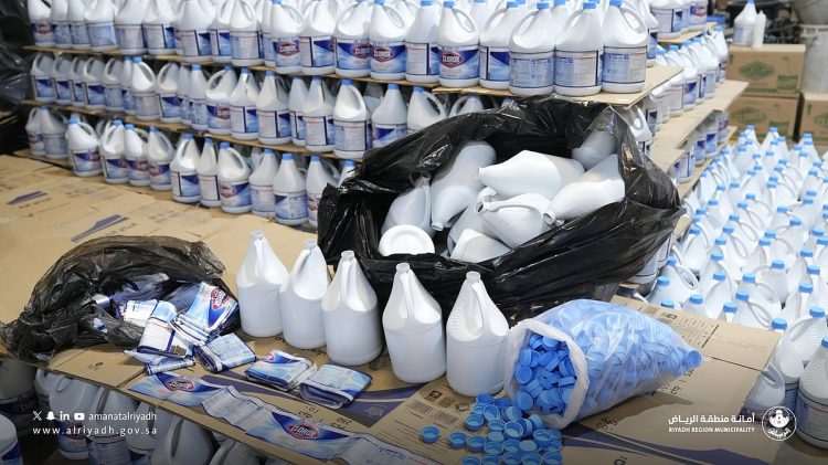 ضبط مستودع مخالف لتصنيع مواد التنظيف في الرياض 
