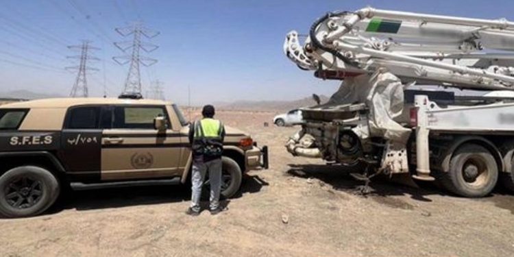 ضبط مقيم يمني لتفريغه مواد خرسانية في منطقة المدينة المنورة