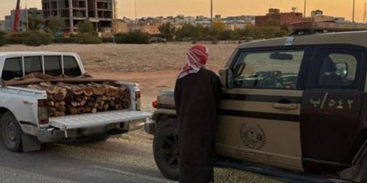 ضبط مواطن لنقله حطبًا محليًا في منطقة الرياض