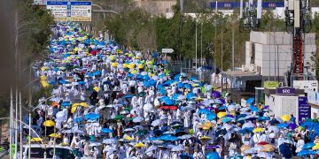 ضيوف الرحمن ينفرون من عرفات إلى مزدلفة 