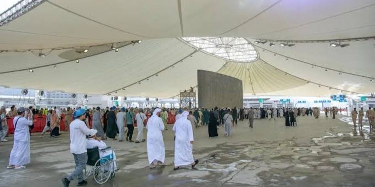 ضيوف برنامج خادم الحرمين الشريفين يغادرون مشعر منى بعد إتمام رمي الجمرات