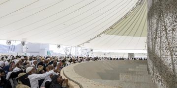 ضيوف برنامج خادم الحرمين الشريفين يواصلون مناسكهم في منى ويرمون جمرة العقبة