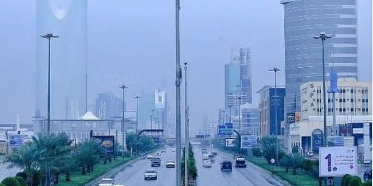 طقس المملكة الأربعاء.. رياح نشطة تؤدي إلى شبه انعدام في مدى الرؤية على عدة مناطق