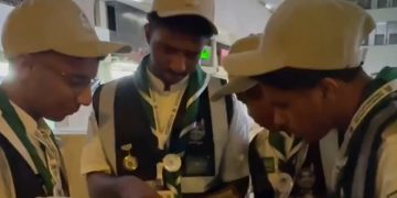 طلاب الثانوية يستثمرون الإجازة الدراسية للتطوع في خدمة الحجاج  