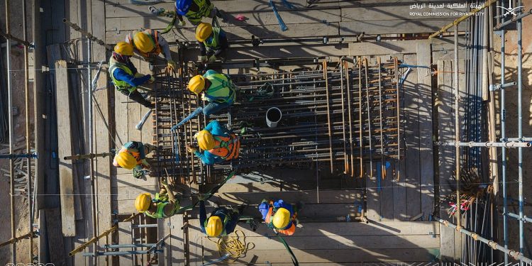 عملية رفع هندسية دقيقة لجسرين علويين بمشروع تطوير الطرق المحيطة بمركز الملك عبداللّه المالي