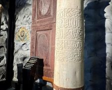 عمود رخامي نادر يكشف أسرار مآذن الحرم