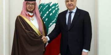 عون يقلّد السفير بخاري وسام الأرز بمناسبة انتهاء مهامه