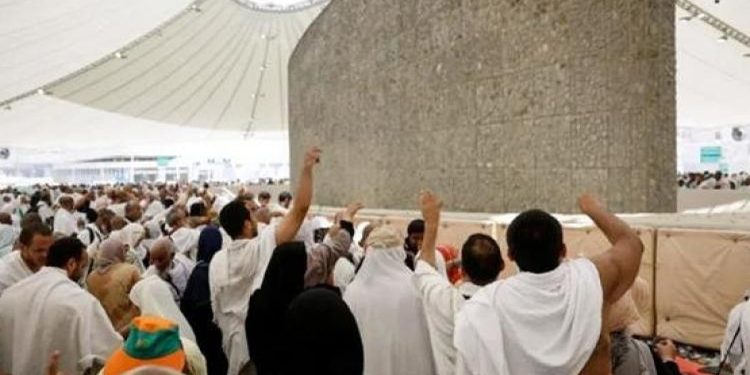 في أول أيام التشريق.. حجاج بيت الله الحرام يرمون الجمرات الثلاث