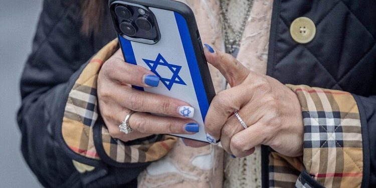 قناة عبرية: مئات الإسرائيليين يتلقون رسائل منسوبة لإيران تدعوهم للتعاون الاستخباراتي