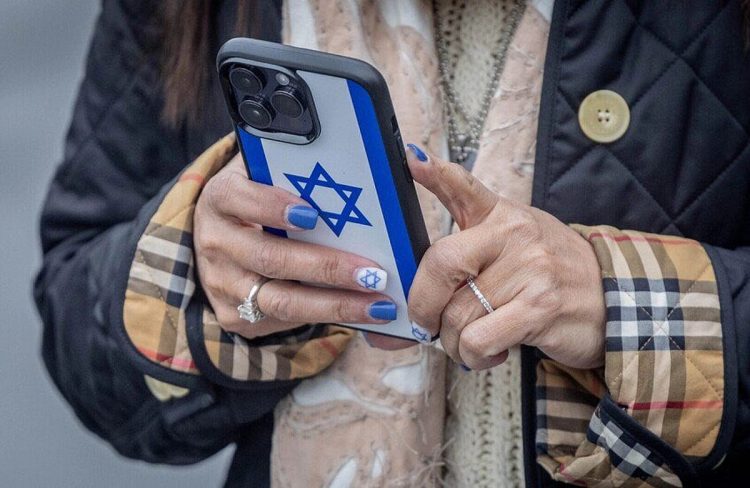 قناة عبرية: مئات الإسرائيليين يتلقون رسائل منسوبة لإيران تدعوهم للتعاون الاستخباراتي