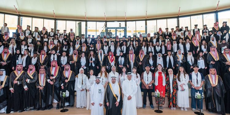 مجمع الملك سلمان العالمي يحتفل بتخريج 166 متعلمًا ومتعلمةً من مركز أبجد لتعليم اللغة العربية
